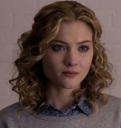 Grace Gardner: "Pilot" (Scream Queens). Grace Gardner, Infj Characters, Skyler Samuels, The Lost Boys 1987, Drake & Josh, Stephen King Novels, Wizards Of Waverly Place, Suite Life, Scream Queens