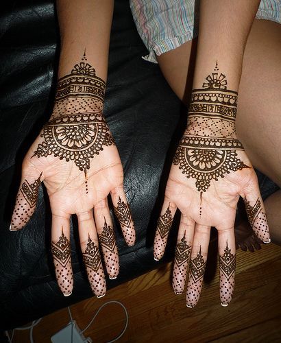 inside Technicolor Fabrics, Henna Flower Designs, Rajasthani Mehndi Designs, Motif Arabesque, Tato Henna, Eid Henna, Tattoo Henna, Mehndi Images, Flower Henna