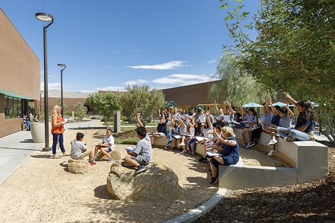 How to Create Outdoor Learning Environments that Benefit Students -- Spaces4Learning Outdoor Classroom Landscape Architecture, Outdoor Teaching Space, Outdoor Classroom Design Learning Spaces, Outdoor Learning Spaces Elementary, Outdoor Classroom Design, Hamilton College, Elementary School Projects, Garden Classroom, Reading Garden