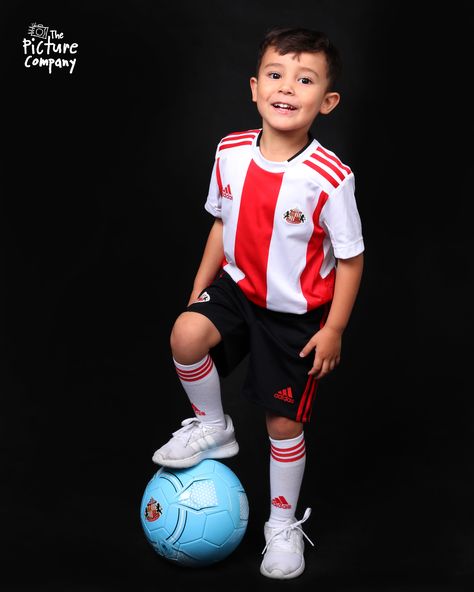 Soccer Birthday Photoshoot, Soccer Photoshoot Ideas Kids, Kids Soccer Pictures, Kids Portrait Studio, Soccer Photography Poses, Kids Soccer Team, Birthday Photoshoot Ideas Boys, Sport Photoshoot Ideas, Toddler Soccer