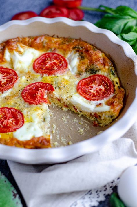 A crustless, low-carb quiche bursting with flavorful basil, creamy mozzarella, and juicy tomatoes. Caprese Quiche, Quiche Recipes Crustless, Low Carb Quiche, Quiche Recipes Easy, Tomato Mozzarella, Crustless Quiche, Fettuccine Alfredo, Favorite Pie, Juicy Tomatoes