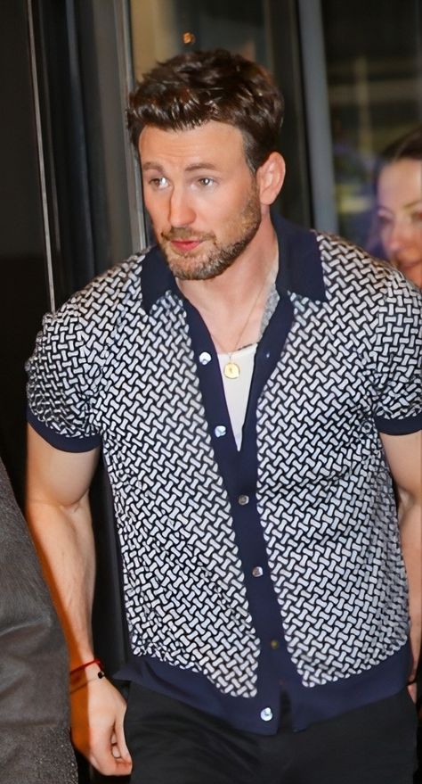 Chris Evans 2023, Chris Evans Outfits, Chris Evans Style, Male Fashion Styles, Ransom Drysdale, Chris Captain America, Vintage Athletic Wear, Men Nightwear, He's So Pretty