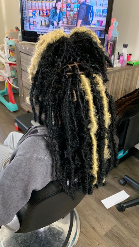 Style For Short Butterfly Locs, Black Butterfly Locs With Blonde, Butterfly Locks Shoulder Length, Long Buterfluffy Locs, Butterfly Locs On Dark Skin, Butterfly Locs Mid Length, White And Black Butterfly Locs, Butterfly Locs Y2k, Peek A Boo Butterfly Locs