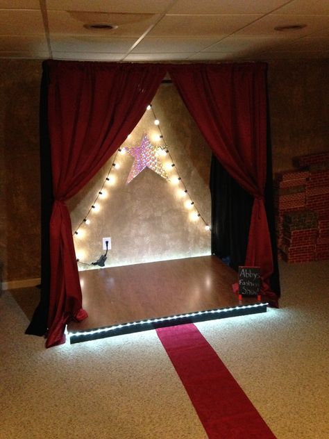 Bedroom Stage Ideas, Diy Theater Stage, Christmas Stage Ideas, Small Theater Stage, Play Stage Design, Drama Classroom Decor, Mini Theater Stage Diy, School Play Stage Set Design, Diy Stage Platform