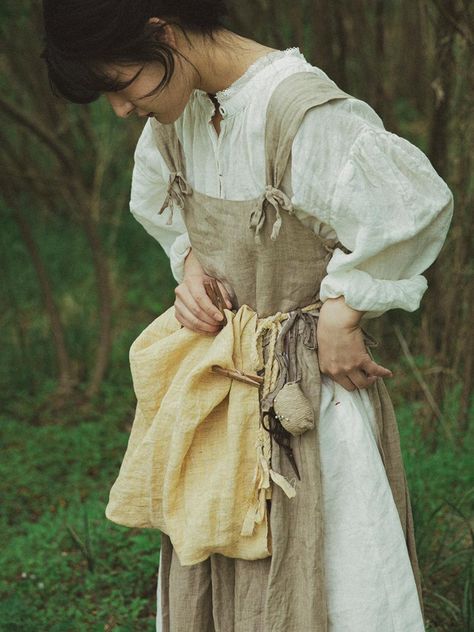 Plate half apron- melange yellow Apron Dress Aesthetic, Victorian Farmer Clothing, Victorian Outfit Women, Midevil Peasant Clothes, Victorian Poor Clothes, Baking Outfit Aesthetic, Medievalcore Outfit, Homesteader Outfit, 1800s Fashion Poor