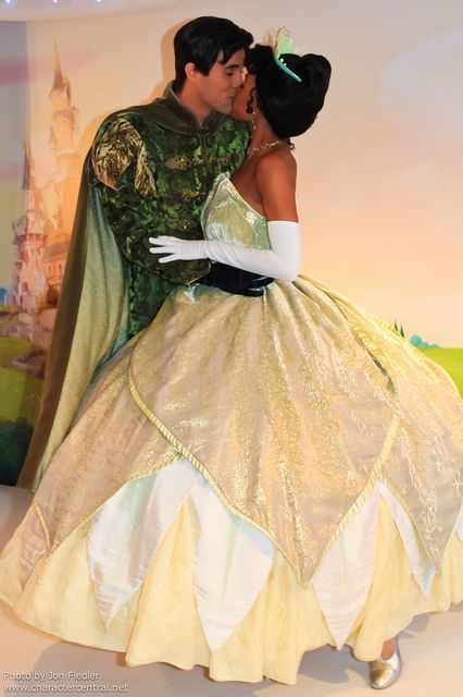 - "You just kissed yourself a princess."   - "And I'm about to do it again!" Tiana And Prince Naveen, Real Life Disney Characters, Tiana And Naveen, Prince Naveen, Princesa Tiana, Disney Princess Tiana, Mixed Couples, Disney Face Characters, Hallowen Costume