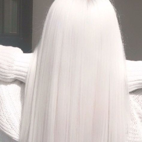 Nordic White Hair Color Is Trending on Instagram — Photos - Allure Highlights Bob, Balayage Hair Morenas, Hair Colour For Green Eyes, Balayage Hair Caramel, Home Decor Winter, White Hair Color, Hair Color Chocolate, Home Decor White, Balayage Hair Dark