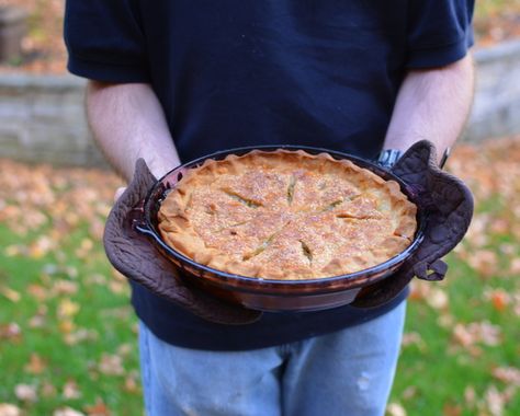 Old-Fashioned Green Tomato Pie ♥ AVeggieVenture.com, an old farm recipe made with upripe tomatoes, it tastes just like a sweet apple pie! Green Apple Pie Recipe, Tomato Ideas, Healthy Creamed Spinach, Green Apple Pie, Green Tomato Pie, Pumpkin Cream Pie, Favorite Pie Recipes, Pumpkin Pecan Pie, Cake Roll Recipes