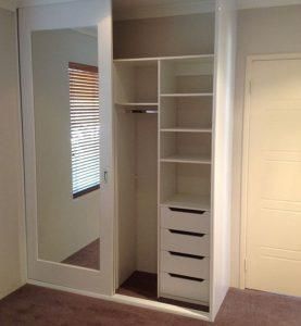 Wardrobe Design Bedroom Small, Small Bedroom Closet Design, Organise Clothes, Easy Closet Organization, Closet Spaces, Organize Closet Space, Mini Boutique, Armoire Makeover, Small Closet Space