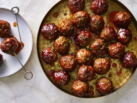 Slow-Cooker Grape Jelly Meatballs Recipe Slow Cooker Grape Jelly Meatballs Southern Living, Slow Cooker Grape Jelly Meatballs, Party Tapas, Jelly Meatball Recipe, Grape Jelly Meatballs Recipe, Slow Cooker Appetizers, Jelly Meatballs, Southern Living Recipes, Grape Jelly Meatballs