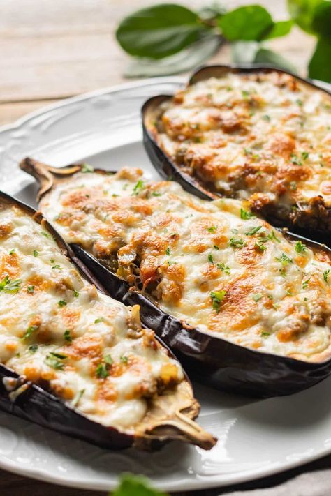 Our Spanish stuffed eggplant or berenjenas rellenas recipe is a healthy, hearty main course that your family will want to eat again and again. It's a zero waste recipe that is low in carbs and super delicious! This delightful meal is filled with ground beef, tomatoes, green peppers, eggplant and is topped with cheese. It's easy to make and super satisfying! Být Fit, Eggplant Recipes Easy, Stuffed Eggplant, Eggplant Dishes, Baked Eggplant, Quinoa Healthy, Eggplant Recipes, Snacks Für Party, Idee Pasto Sano