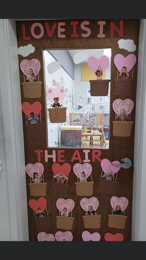 Valentine Bulletin Board Ideas, Kindergarten Valentine Crafts, Toddler Classroom Decorations, Valentine Bulletin Board, Valentine Bulletin Boards, Valentines Day Bulletin Board, Kindergarten Valentines, Preschool Art Projects, School Door Decorations