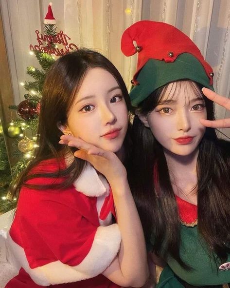 Ulzzang Christmas, Santas Coming, Ppg And Rrb, I Need Friends, Need Friends, Redhead Beauty, 인물 사진, Cat Girl, Christmas Girl