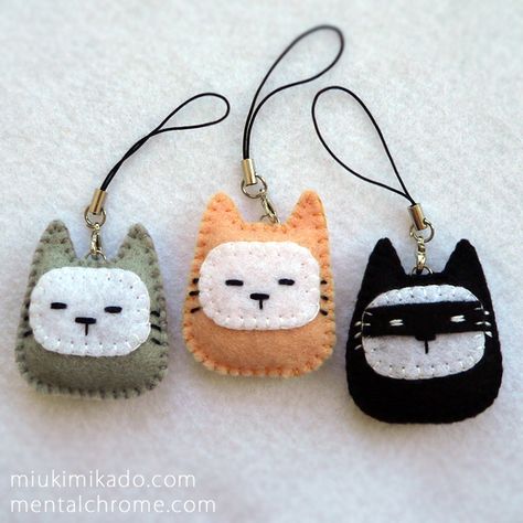 Felt Plushie, Felt Keychain, Felt Bookmark, Felt Crafts Diy, Diy Bag Designs, Plushie Patterns, Sewing Stuffed Animals, Bead Charms Diy, Felt Pattern