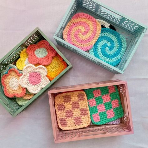 Crocette Coasters, Crochet Coasters Granny Square, Crochet Coaster Square, Crochet Coaster Aesthetic, Crochet Coasters Cute, Crochet Drink Coasters, Square Crochet Coasters, Granny Square Coasters, Knitted Coasters