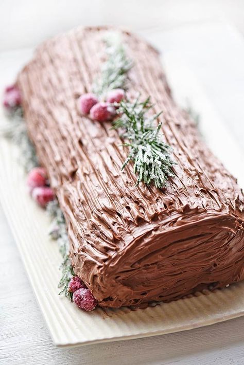 Easy Yule Log Recipe Using Cake Mix - This is such a fun dessert for the holidays! Take this to your next Christmas party or enjoy it after dinner with your family. It's sure to be a big hit! #holidayrecipes #christmasrecipes #yulelog Best Yule Log Recipe, Easy Yule Log Recipe, Yule Log Cake Recipe, Yule Log Recipe, Chocolate Yule Log, Recipes Using Cake Mix, Yule Log Cake, Fun Dessert, Log Cake