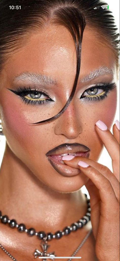 Bimini Bon Boulash Makeup, Futuristic Eye Makeup, Jewish Makeup, Pear Makeup, Dramatic Eye Makeup For Hooded Eyes, Drag Queen Makeup Looks, Drag Queen Makeup Tutorial, Mannequin Makeup, Guard Makeup