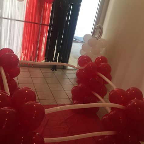 Balloon Boxing Ring Diy Boxing Ring Party, Diy Boxing Party Decorations, Boxing Balloon Ideas, Diy Boxing Ring, Boxing 1st Birthday Theme, Boxing Balloons, Boxing Party Decorations, Ufc Party, Boxing Theme Party Ideas