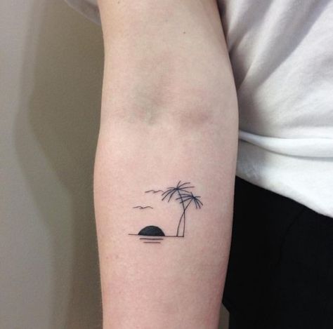 Tattoo Sonne, Tree Tattoo Arm, Tiny Tattoos For Women, Small Shoulder Tattoos, Sunset Tattoos, Meaningful Tattoos For Women, Tree Tattoo Designs, Best Tattoos For Women, Palm Tree Tattoo