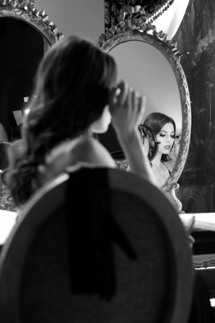 Mirror mirror tell me who's the prettiest. Mirror Photography, Fashion Mirror, Foto Baby, Jessica Biel, Shooting Photo, A Mirror, 인물 사진, Mirror Image, Black & White