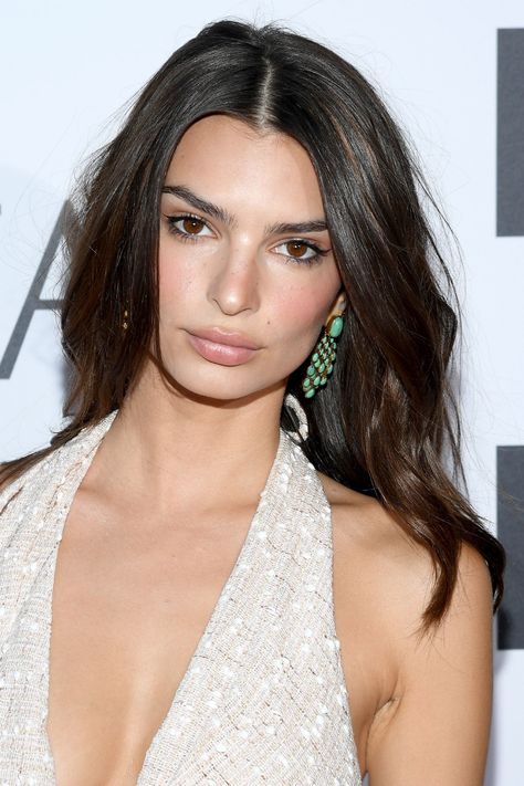 Emily Ratajkowski Makeup, New Blonde Hair, Emily Ratajkowski Style, Auburn Highlights, Sunkissed Skin, Perfect Eyeliner, Summer Glow, Blonde Bombshell, Long Lashes