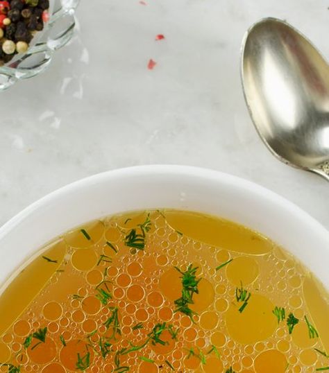 5 recettes de bouillons gourmands et sains Boullion Soup, Pediatric Nutrition, Roasted Root Veggies, Bone Broth Recipe, Meatless Main Dishes, Bouillon Cube, Broth Recipes, Healthy Fall, Warm Food