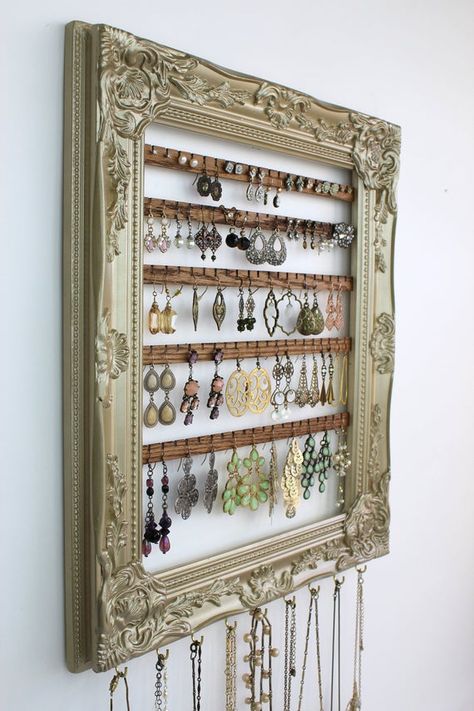 Jewelry Rack For Wall, Creative Jewelry Display Ideas, Jewelry Hanging Ideas, Photo Frame Crafts Diy, Diy Hanging Jewelry Organizer, Cute Earring Holder, Room Jewelry Organization, Jewelers Storage, Diy Dorm Decor Wall Crafts