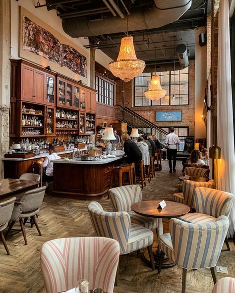 Cute Breakfast Restaurant, Restaurant Brunch Decor, Breakfast Cafe Aesthetic Interior, Rustic Cafe Ideas, Breakfast Restaurant Ideas, Vintage Restaurant Interior, Breakfast Cafe Aesthetic, French Cafe Aesthetic, Rainy November