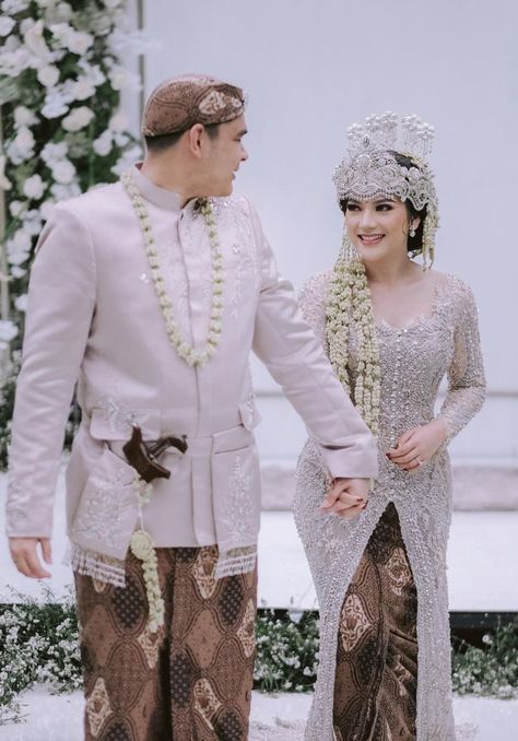 Sundanese Wedding Hijab, Dress Wedding Hijab, Wedding Jawa, Sundanese Wedding, Sunda Wedding, Siger Sunda, Pose Pengantin, Muslim Wedding Gown, Javanese Wedding