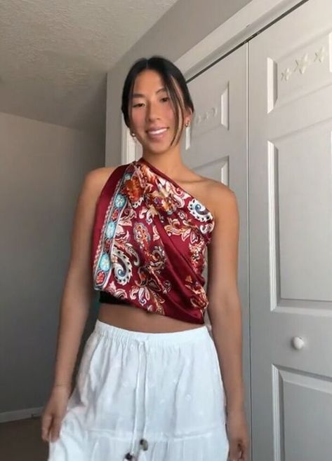 Here’s another great scarf hack! Follow along to see how you can turn a large silk scarf into a one shoulder top. Silk Scarf Tying, Tie A Scarf, Silk Scarf Style, Large Silk Scarf, Elegant Scarves, Diy Scarf, Scarf Top, One Shoulder Top, Scarf Tying