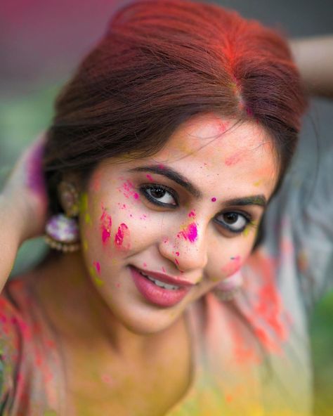 29.6k Likes, 137 Comments - Bhavani Sre (@bhavanisre) on Instagram: “Happy holiii ❤️ @anitakamaraj” Happy Holi Banner, Holi Banner, Holi Whatsapp Status, Holi Games, Best Holi Wishes, Holi Wishes Messages, Happy Holi Status, Gv Prakash, Holi Song