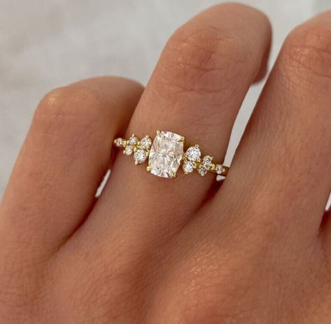 Summer Engagement Rings, Engagement Rings Subtle, Wedding Engagement Ring Set, Unique Engagement Rings Set, Vintage Split Shank Engagement Ring, Engagement Rings For Finger Types, Engagement Rings For Stubby Fingers, Weddings Rings Gold, Rings For Small Hands Engagement