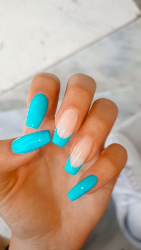 Spring Trendy Nails 2023 Blue, Simple Summer Nails Neon, Blue Neon Nails Summer, Nails 2023 Trends Summer Blue, Miami Blue Nails, Nails For August 2023, Pool Blue Nails, Neon Blue Nails Design, Tropical Blue Nails