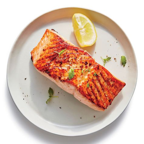 Protein: Broiled Salmon with Lemon | For quick weeknight meals, go for the broiler. It preheats in a flash and acts like an upside-down grill, bringing salmon and veggies to perfect doneness in just 10 minutes. Don't sweat it if you slightly overcook the salmon. Serve it with a luscious dipping sauce, or drizzle a bit of olive oil over top to bring back instant moisture. This basic broiled salmon recipe is even better when served with a creamy Greek yogurt sauce and a side of quickly steamed or Broiled Salmon Recipes, Gluten Free Salmon, Salmon With Lemon, 21 Day Meal Plan, Lemon Recipe, Broiled Salmon, Lemon Salmon, Orange Salmon, Cooking Salmon