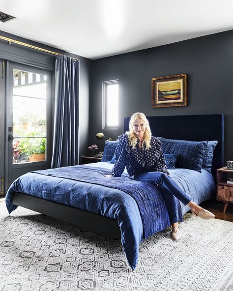 Navy Upholstered Bed, Moody Bedroom Ideas, Gray Bedroom Walls, Navy Bedrooms, Dark Blue Bedrooms, Blue Headboard, Blue Bed, Secret Room, Cama King Size