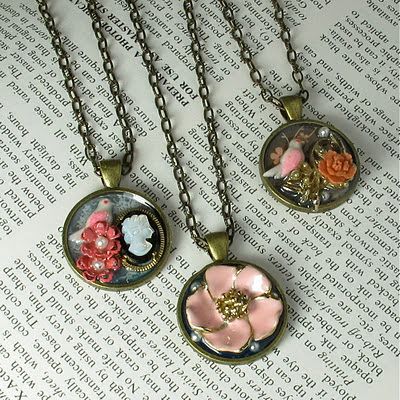 Free Jewellery Making Tutorials, Pendant Tutorial, Easy Diy Jewelry, Vintage Collage, Upcycled Jewelry, Diy Vintage, Jewelry Making Tutorials, Jewelry Projects, Diy Necklace