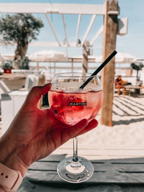 #beach #pink #martini #martinibellini #aesthetic #cute #waves #sand #life #summer #love Bellini Aesthetic, 2024 Goals, Beach Pink, Pink Martini, Aesthetic Cute, Summer Love, Bellini, Martini, Alcoholic Drinks