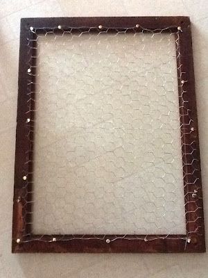 Diy Chicken Wire Frame, Chicken Wire Display, Chicken Wire Projects, Recycler Diy, Chicken Wire Diy, Chicken Wire Art, Chicken Wire Crafts, Frame Tutorial, Chicken Wire Frame