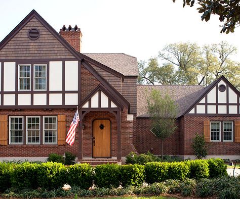 You won’t believe the stunning before and after photos from this tudor-style home renovation. If you have plans to renovate your tudor home, you’ll get inspiration for how to do so from this breathtaking transformation of a house’s interior and exterior. Tudor House Exterior, Tudor Architecture, Creative Architecture, Colonial Style Homes, Tudor Style Homes, English Tudor, Casa Exterior, Tudor House, Exterior Cladding