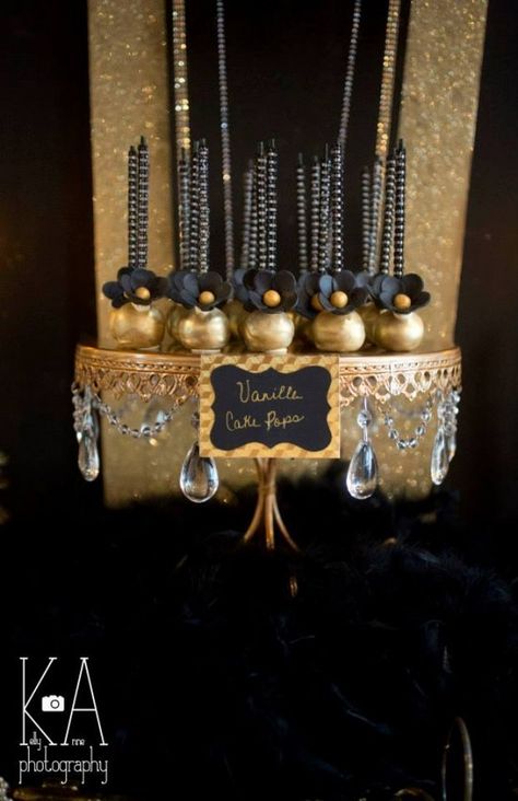 Gatsby Dessert Table, Harlem Nights Theme, Il Grande Gatsby, Cookies Photography, Chandelier Cake, Men's Birthday, Harlem Nights, Great Gatsby Theme, Chirstmas Decor