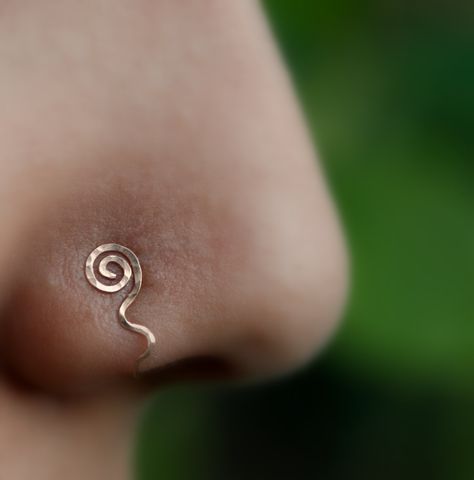 Nose Cuff; had no idea it was not an actual piercing when I first saw it! Faux Nose Ring, Nose Cuff, Fake Nose Rings, Rock Vintage, Fake Nose, Fake Piercing, Nose Jewelry, Nose Stud, Nose Piercing