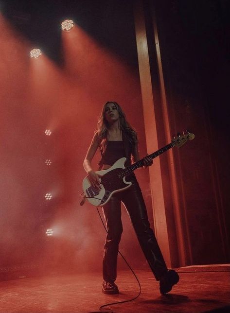 Girl Bassist Aesthetic, Bassist Aesthetic, Girl Bassist, Rock Girl Aesthetic, Blair Aesthetic, Female Rockstar Aesthetic, Chica Punk, Band Aesthetic, The Aces