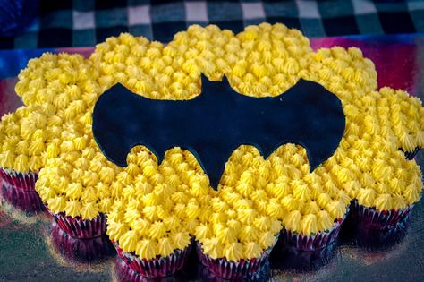 Batman pullapart cupcakes Batman Pull Apart Cupcakes, Batman Cupcakes Ideas, Batman Cupcake Cake, Batman Cupcakes, Batman Birthday Cakes, Batman Diy, Superhero Cupcakes, Pull Apart Cupcake Cake, Pull Apart Cupcakes