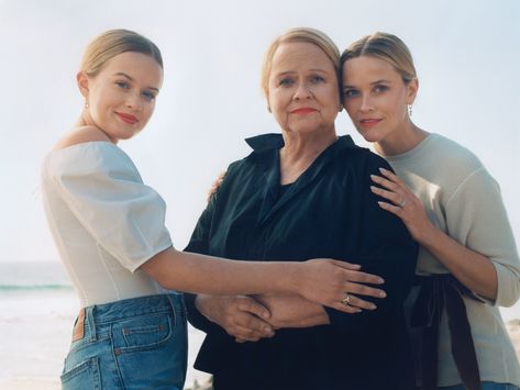 Witherspoon, 42, photographed with her daughter Ava, 19, and mother Betty, 70. Ava wears a Gabriela Hearst top. Levi’s jeans. Irene Neuwirth earrings. Reese wears a Marc Jacobs sweater. Effy Jewelry earrings. Fashion Editor: Tonne Goodman. Book Club List, Reese Witherspoon Book Club, Ava Phillippe, Reese Whiterspoon, Vogue Photoshoot, Famous Moms, Vogue Covers, Reese Witherspoon, Vogue Magazine