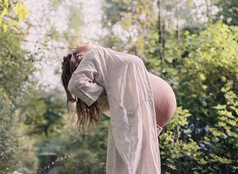 Goddess Of Life, Pregnancy Photoshoot Ideas, Shooting Couple, Pregnancy Belly Photos, Belly Bump, Belly Photos, Medium Format Film, Pregnancy Belly, Lil Mama