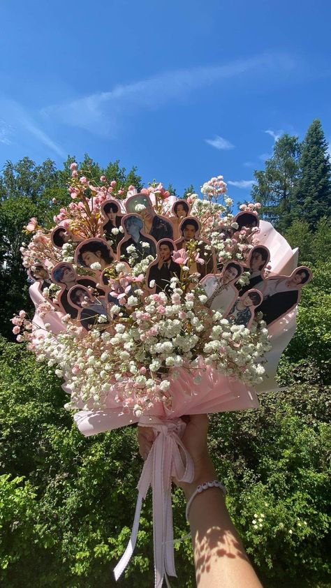 BTS bouquet gift Jungkook Flower Bouquet, Birthday Flowers Bouquet For Best Friend, Kpop Gift Basket, Kpop Christmas Gift Ideas, K Pop Bouquet, Enhypen Bouquet, 18th Birthday Gift Ideas For Best Friend, Bts Flower Bouquet, Bts Gift Ideas For Friends