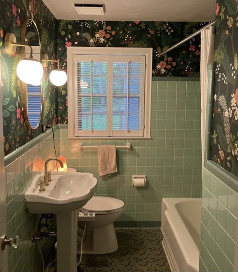 Hacienda Bathroom Ideas, Green Midcentury Bathroom, Grandma Bathroom Aesthetic, Vintage Bathroom Update, 60s Bathroom Remodel, Small Bathroom Aesthetic, 60s Bathroom Decor, Vintage Green Bathroom, 60s Bathroom