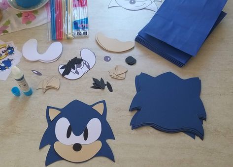 DIY Sonic Themed Children Birthday Party Goodie Bags ⋆ Mommyontheship Mommyontheship Diy Sonic Decorations, Sonic Diy Decorations, Diy Sonic Birthday Decorations, Sonic The Hedgehog Birthday Party Decor, Sonic The Hedgehog Birthday Party, Diy Party Bags, Cricut Decor, Favor Bags Diy, Party Goodie Bags