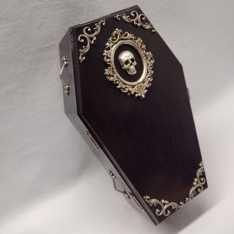 Vampire Coffin Art, Mini Coffin Box Diy, Funky Purses, Gothic Coffin, Goth Glam, Coffin Box, Halloween Coffin, Living Dead Dolls, Halloween Miniatures