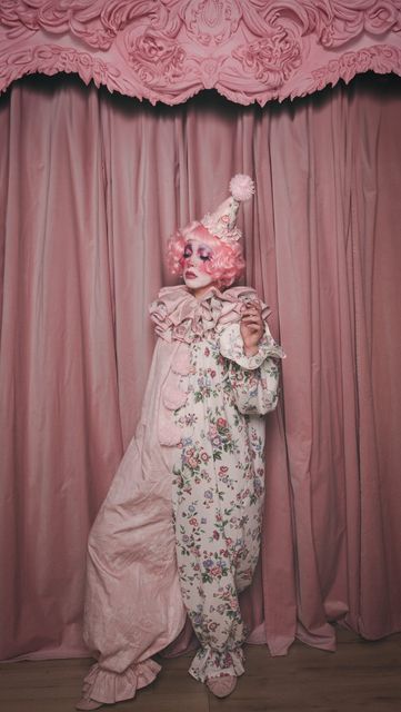 Handmade Clown Costume, Clown Suit Pattern Free, Perriot Clown Aesthetic, Victorian Clown Costume, Cute Clown Halloween Costumes, Pink Costume Ideas, Clown Couple Costume, Clown Aesthetic Outfit, Couture Clown